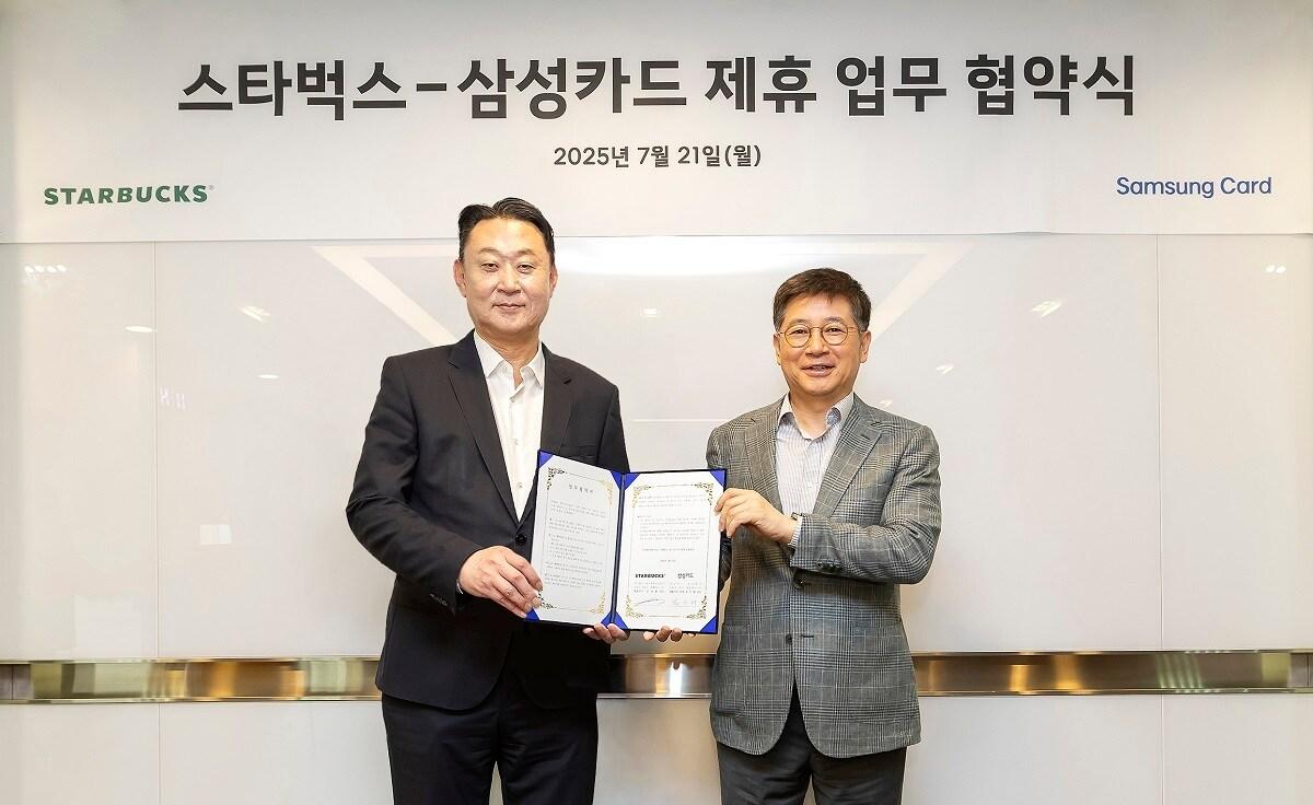 본문 이미지 - 삼성카드 김이태 사장(오른쪽)과 스타벅스 코리아 손정현 대표가 기념사진을 촬영하고 있다. 2025.07.21/ (삼성카드 제공)
