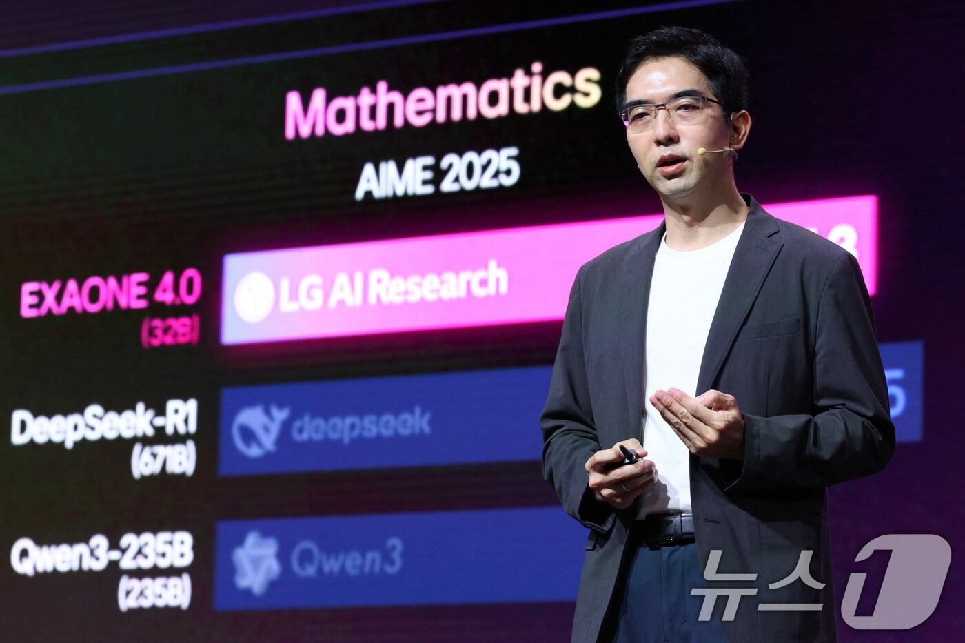 이홍락 LG AI연구원 공동 연구원장 겸 최고AI과학자가 22일 오전 서울 강서구 마곡 LG사이언스파크 컨버전스홀에서 열린 'LG AI 토크 콘서트 2025'에서 엑사원(EXAONE) 생태계를 소개하고 있다. LG AI연구원은 이날 의료, 데이터 학습 등 다양한 분야에 활용되는 AI 모델 '엑사원' 생태계를 처음 공개했다. 2025.7.22/뉴스1 ⓒ News1 신웅수 기자