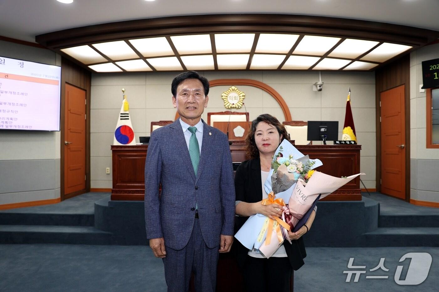 전북 진안군 환경과 송옥례 팀장&#40;오른쪽&#41;이 동창옥 진안군의장으로부터 표창을 받았다.&#40;의회제공. 재판매 및 DB금지&#41;2025.7.22/뉴스1