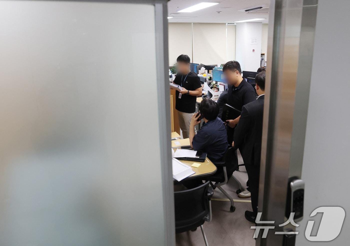 22일 오전 경찰이 1명의 사망자를 낸 '경기 오산시 가장교차로 고가도로 옹벽 붕괴 사고'에 대한 강제 수사에 착수했다. 이날 압수수색이 진행중인 경기 오산시청의 모습. 2025.7.22/뉴스1 ⓒ News1 김영운 기자