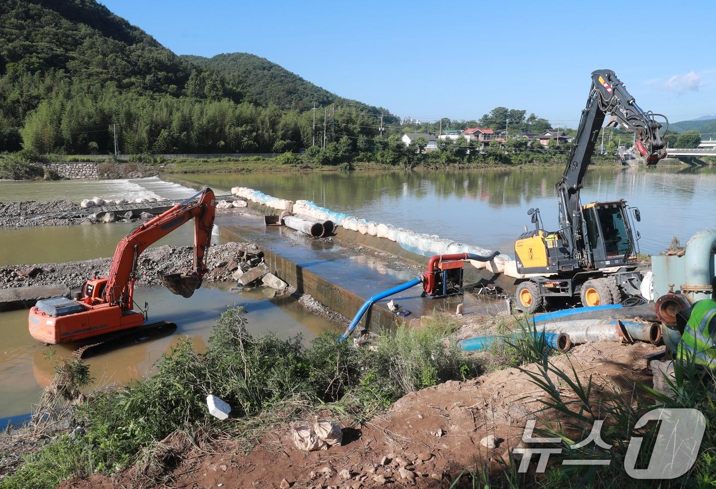 22일 울산시 울주군 언양읍 무동교 일원에서 상수도 송수관로 복구 작업이 진행 중이다. 앞서 울산지역에 내린 집중호우로 송수관로가 파손되면서 지난 20일 오전 10시부터 울주군 6개 읍·면에 단수 피해가 발생했다. (울산시 제공. 재판매 및 DB 금지) 2025.7.22/뉴스1 ⓒ News1 DB