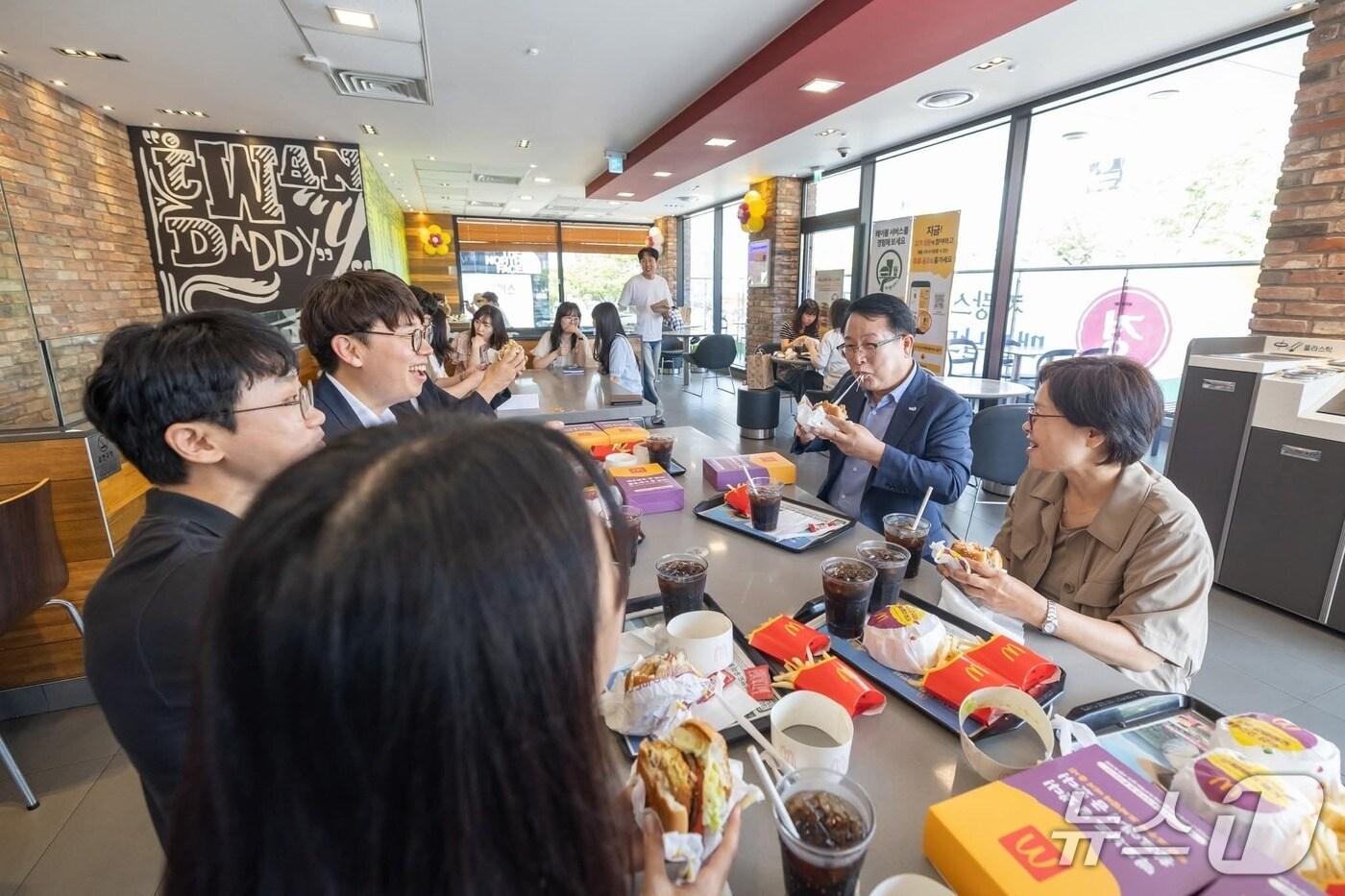 정헌율 익산시장(왼쪽에서 두번째)이 직원들과 함께 '익산 고구마 모짜렐라 버거·머핀'을 먹고 있다.(익산시 제공. 재판매 및 DB금지)