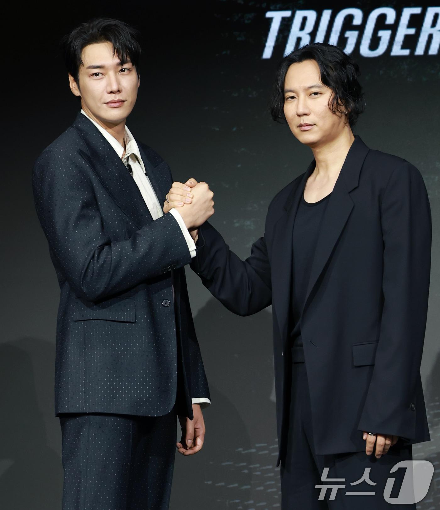 본문 이미지 - 배우 김영광과 김남길(오른쪽)이 22일 오전 서울 마포구 호텔 나루 서울 엠갤러리에서 열린 넷플릭스 시리즈 '트리거' 제작발표회에 참석해 포즈를 취하고 있다. '트리거'는 대한민국에서 출처를 알 수 없는 불법 총기가 배달되고 총기 사건이 끊임없이 발생하는 가운데 각자의 이유로 총을 든 두 남자의 이야기를 그린 총기 액션 재난 스릴러다. 2025.7.22/뉴스1 ⓒ News1 권현진 기자