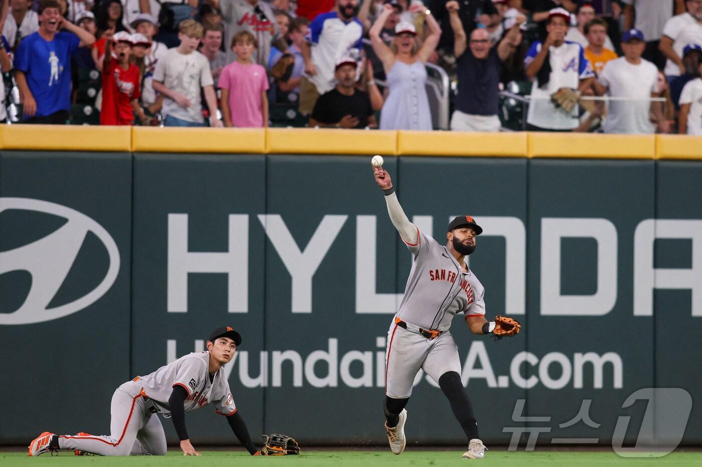 수비 중인 이정후(왼쪽).ⓒ 로이터=뉴스1