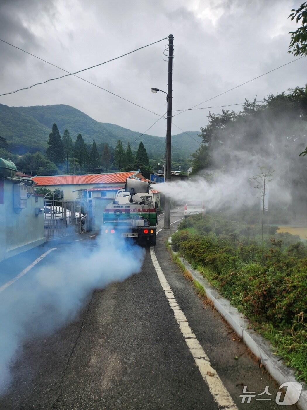 본문 이미지 - 김해시가 집중 호우 이후 감염병 확산을 막기 위해 집중 방역 활동을 추진한다. 사진은 방역 차량 모습.&#40;김해시 제공. 재판매 및 DB금지&#41;