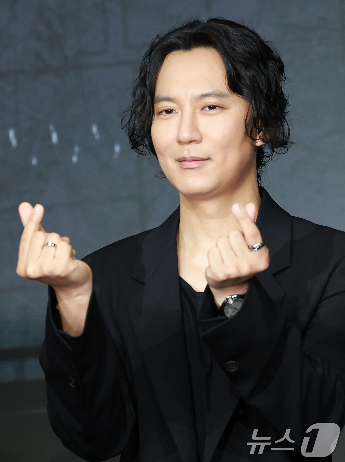 본문 이미지 - 배우 김남길이 22일 오전 서울 마포구 호텔 나루 서울 엠갤러리에서 열린 넷플릭스 시리즈 '트리거' 제작발표회에 참석해 포즈를 취하고 있다. '트리거'는 대한민국에서 출처를 알 수 없는 불법 총기가 배달되고 총기 사건이 끊임없이 발생하는 가운데 각자의 이유로 총을 든 두 남자의 이야기를 그린 총기 액션 재난 스릴러다. 2025.7.22/뉴스1 ⓒ News1 권현진 기자