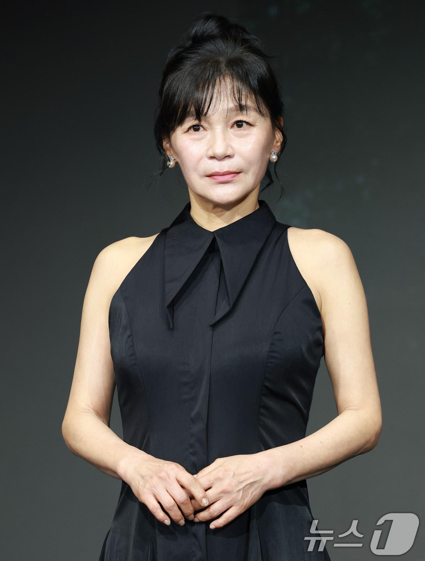 본문 이미지 - 배우 길해연이 22일 오전 서울 마포구 호텔 나루 서울 엠갤러리에서 열린 넷플릭스 시리즈 '트리거' 제작발표회에 참석해 포즈를 취하고 있다. '트리거'는 대한민국에서 출처를 알 수 없는 불법 총기가 배달되고 총기 사건이 끊임없이 발생하는 가운데 각자의 이유로 총을 든 두 남자의 이야기를 그린 총기 액션 재난 스릴러다. 2025.7.22/뉴스1 ⓒ News1 권현진 기자