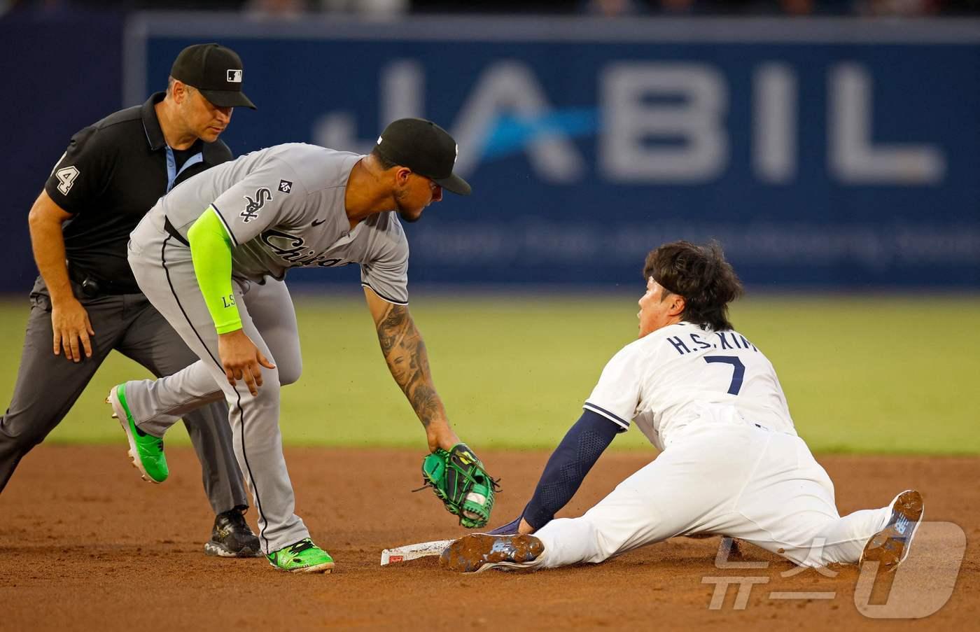 도루하는 김하성&#40;오른쪽&#41;.ⓒ AFP=뉴스1