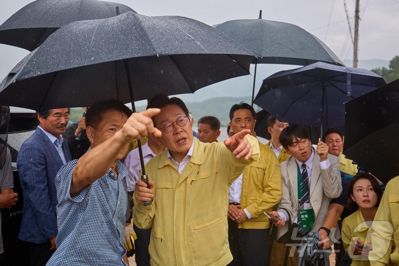 이재명 대통령이 경남 산청군 산청읍 부리마을에서 피해 상황을 점검하고 있다. &#40;이재명 대통령 SNS. 재판매 및 DB 금지&#41; 2025.7.22/뉴스1 ⓒ News1 이재명 기자