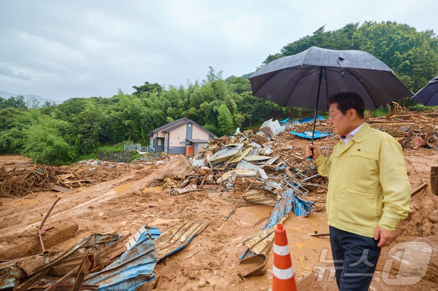 이재명 대통령이 지난 7월 21일 기록적인 폭우가 쏟아진 경남 산청군 산청읍 부리마을에서 피해 상황을 점검하고 있다. &#40;이재명 대통령 SNS. 재판매 및 DB 금지&#41; 2025.7.22/뉴스1 ⓒ News1 이재명 기자
