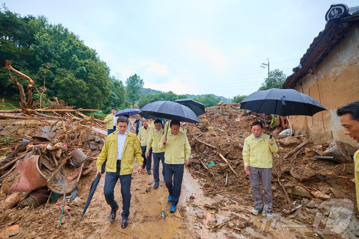 이재명 대통령이 지난 21일 기록적인 폭우가 쏟아진 경남 산청군 산청읍 부리마을에서 피해 상황을 점검하고 있다. &#40;이재명 대통령 SNS. 재판매 및 DB 금지&#41;&#41; 2025.7.22/뉴스1 ⓒ News1 이재명 기자