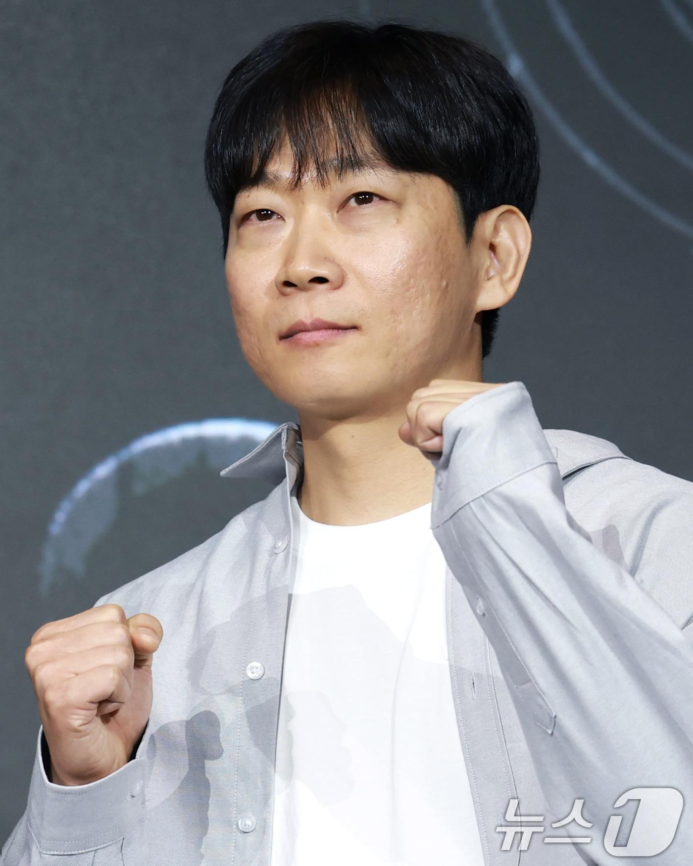 본문 이미지 - 권오승 감독이 22일 오전 서울 마포구 호텔 나루 서울 엠갤러리에서 열린 넷플릭스 시리즈 '트리거' 제작발표회에 참석해 포즈를 취하고 있다. '트리거'는 대한민국에서 출처를 알 수 없는 불법 총기가 배달되고 총기 사건이 끊임없이 발생하는 가운데 각자의 이유로 총을 든 두 남자의 이야기를 그린 총기 액션 재난 스릴러다. 2025.7.22/뉴스1 ⓒ News1 권현진 기자