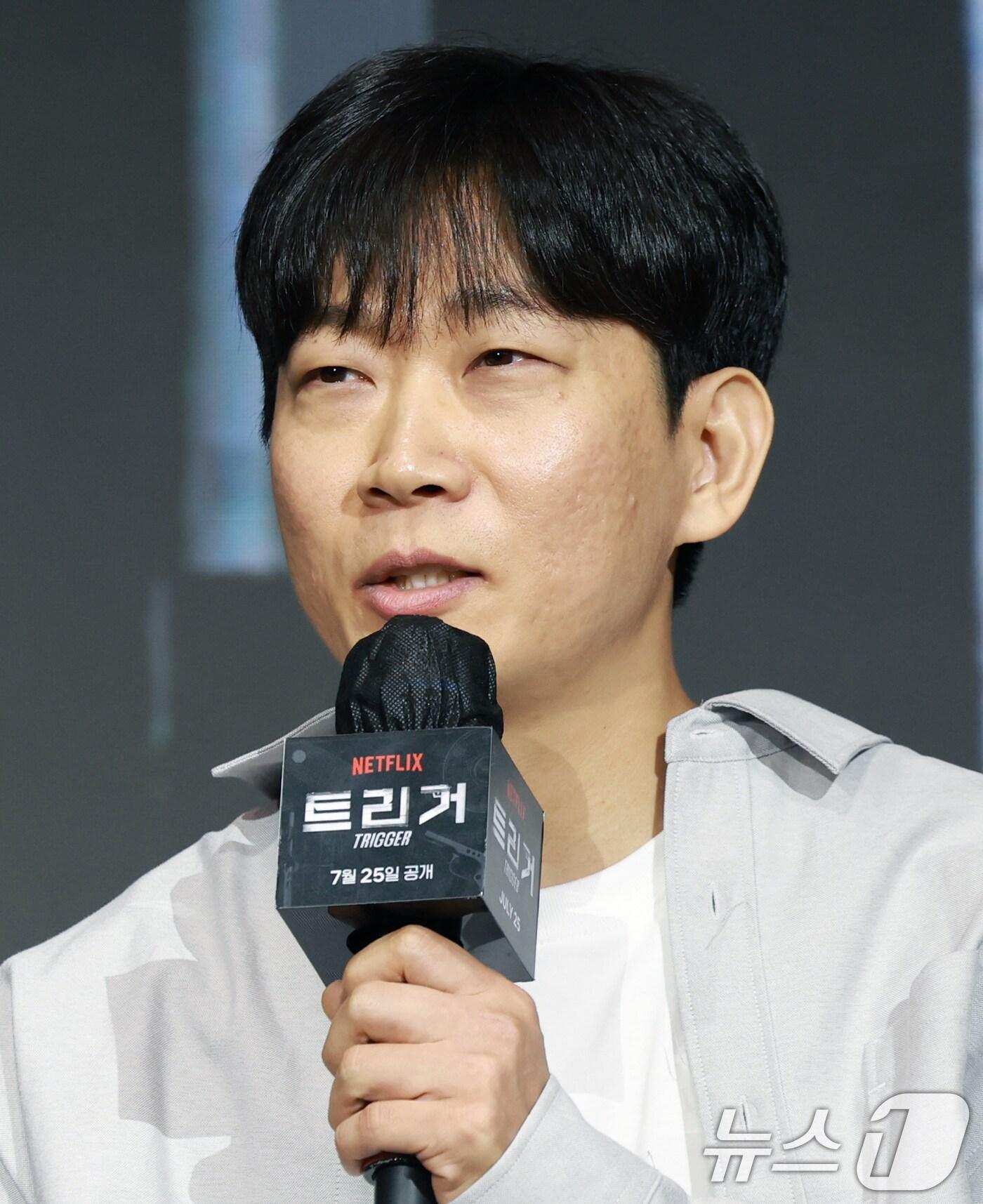 본문 이미지 - 권오승 감독이 22일 오전 서울 마포구 호텔 나루 서울 엠갤러리에서 열린 넷플릭스 시리즈 &#39;트리거&#39; 제작발표회에 참석해 인사말을 하고 있다. &#39;트리거&#39;는 대한민국에서 출처를 알 수 없는 불법 총기가 배달되고 총기 사건이 끊임없이 발생하는 가운데 각자의 이유로 총을 든 두 남자의 이야기를 그린 총기 액션 재난 스릴러다. 2025.7.22/뉴스1 ⓒ News1 권현진 기자