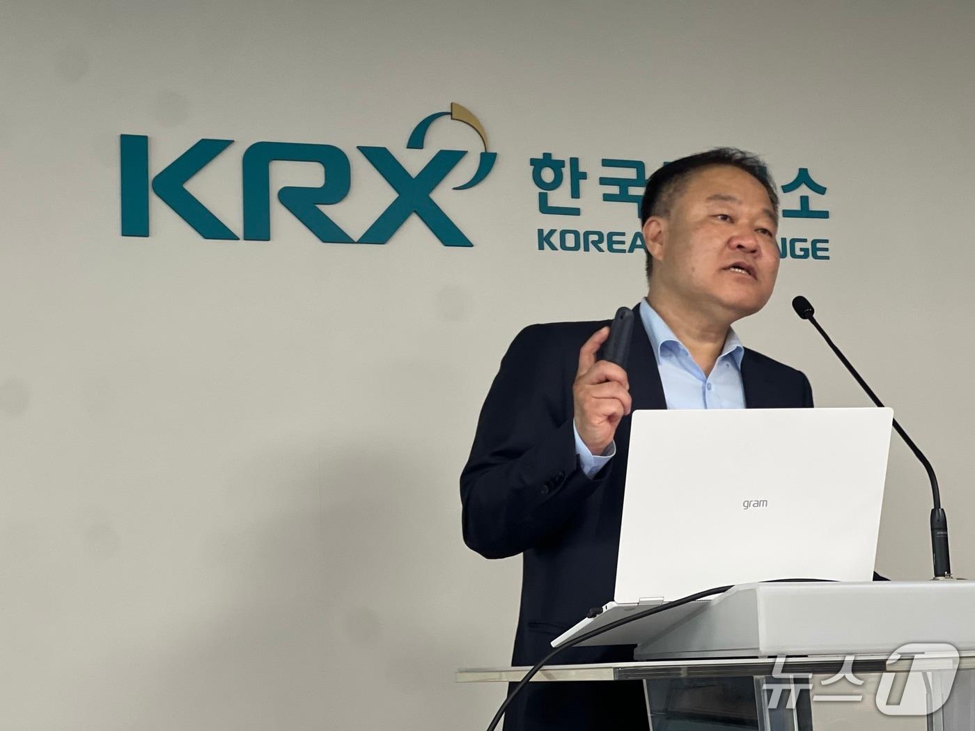 본문 이미지 - 김학균 신영증권 리서치센터장이 22일 서울 여의도 한국거래소에서 '달러 약세가 불러오는 Non-US 자산 버블'을 주제로 발표하고 있다.2025.07.22/뉴스1ⓒ News1