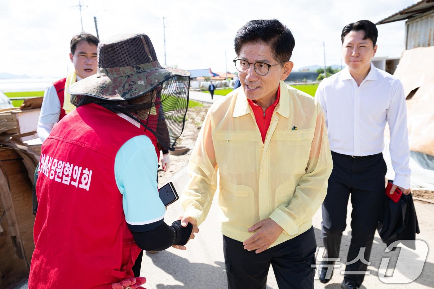 국민의힘 당대표 출마를 선언한 김문수 전 고용노동부 장관이 22일 충남 예산군 하포2리 수해피해마을에서 수해복구 봉사활동을 나온 당원들과 인사하고 있다. 2025.7.22/뉴스1 ⓒ News1 유승관 기자