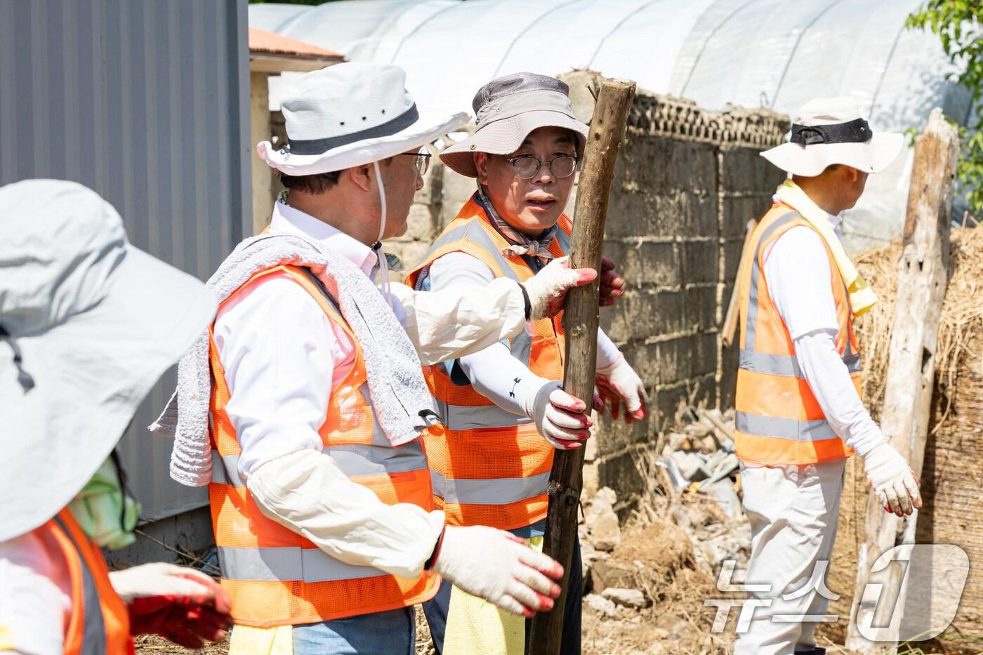 송언석 국민의힘 비상대책위원장 겸 원내대표를 비롯한 의원들이 22일 충남 예산군 하포2리 수해피해마을에서 수해복구 봉사활동을 하고 있다. 2025.7.22/뉴스1 ⓒ News1 유승관 기자