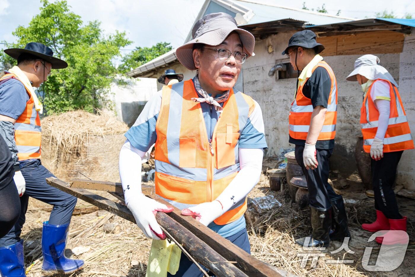 송언석 국민의힘 비상대책위원장 겸 원내대표를 비롯한 의원들이 22일 충남 예산군 하포2리 수해피해마을에서 수해복구 봉사활동을 하고 있다. 2025.7.22/뉴스1 ⓒ News1 유승관 기자