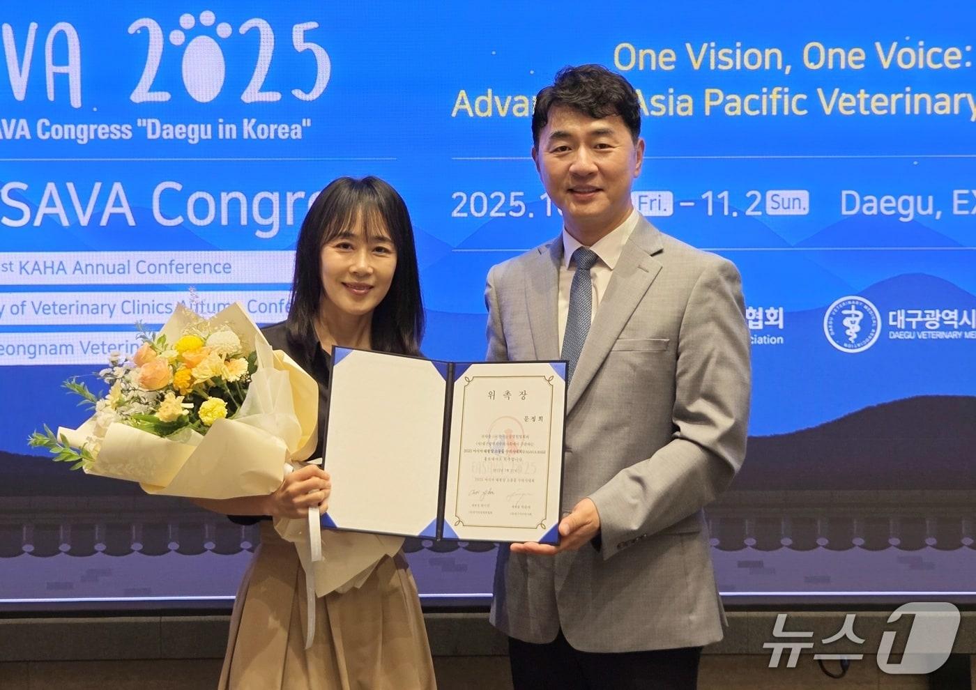 최이돈 파사바 2025 조직위원장이 21일 VIP동물의료센터 청담점에서 배우 문정희에게 파사바 홍보대사 위촉장을 전달하고 있다(협회 제공). ⓒ 뉴스1