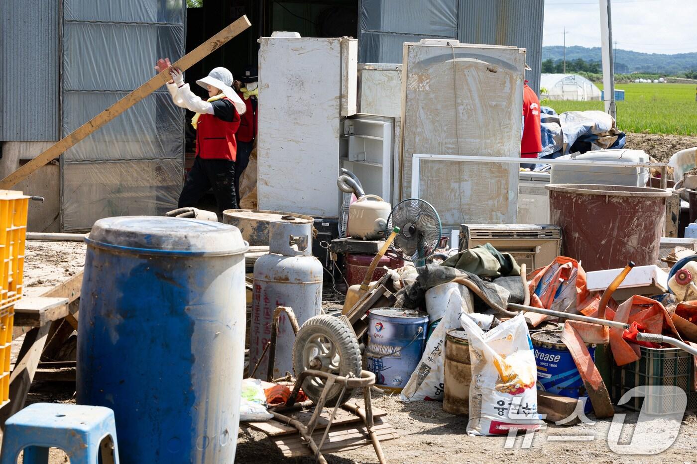 예산군 하포2리 수해 피해마을에서 자원봉사자들이 복구작업을 하고 있다. /뉴스1 ⓒ News1 유승관 기자
