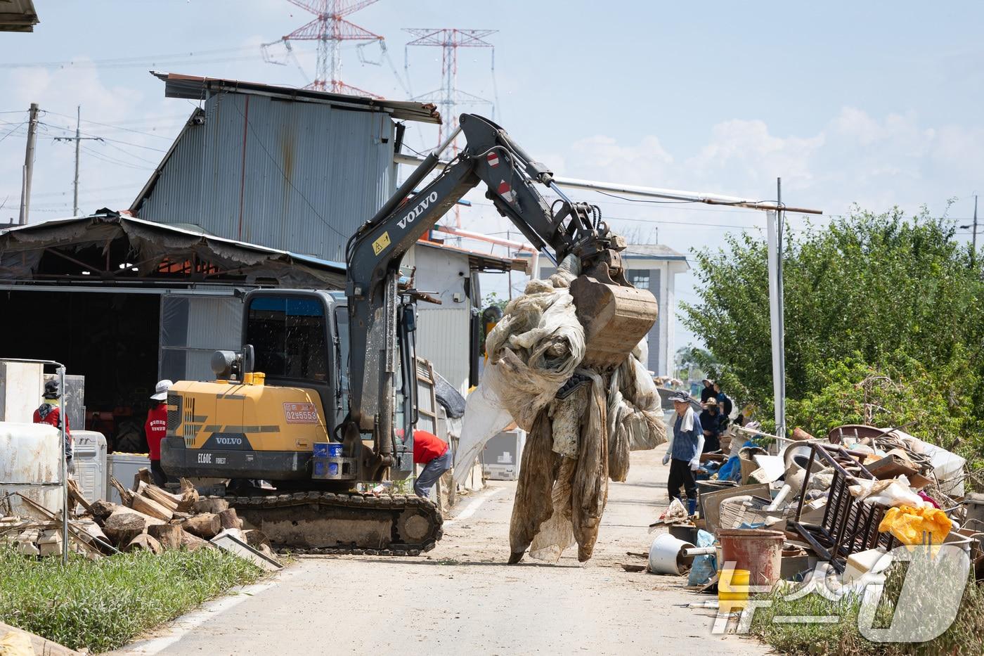 22일 충남 예산군 하포2리 수해피해마을에서 중장비가 동원돼 폐기물을 치우고 있다. 2025.7.22/뉴스1 ⓒ News1 유승관 기자