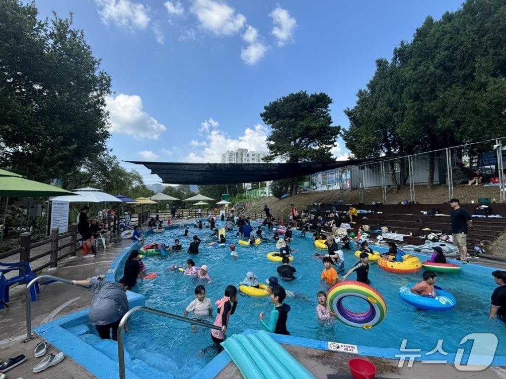 본문 이미지 - 2024년 두계천 생태공원 물놀이장 전경.(계룡시 제공.재판매 및 DB금지)/뉴스1