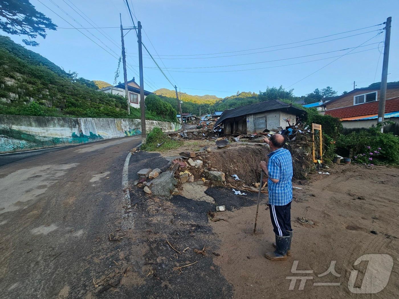 본문 이미지 - 22일 경남 산청군 신등면 율현리 주민이 산사태 당시 산에서 물이  휩쓸려 내려온 상황을 설명하고 있다.  2025.7.22/뉴스1 ⓒ News1 한송학 기자