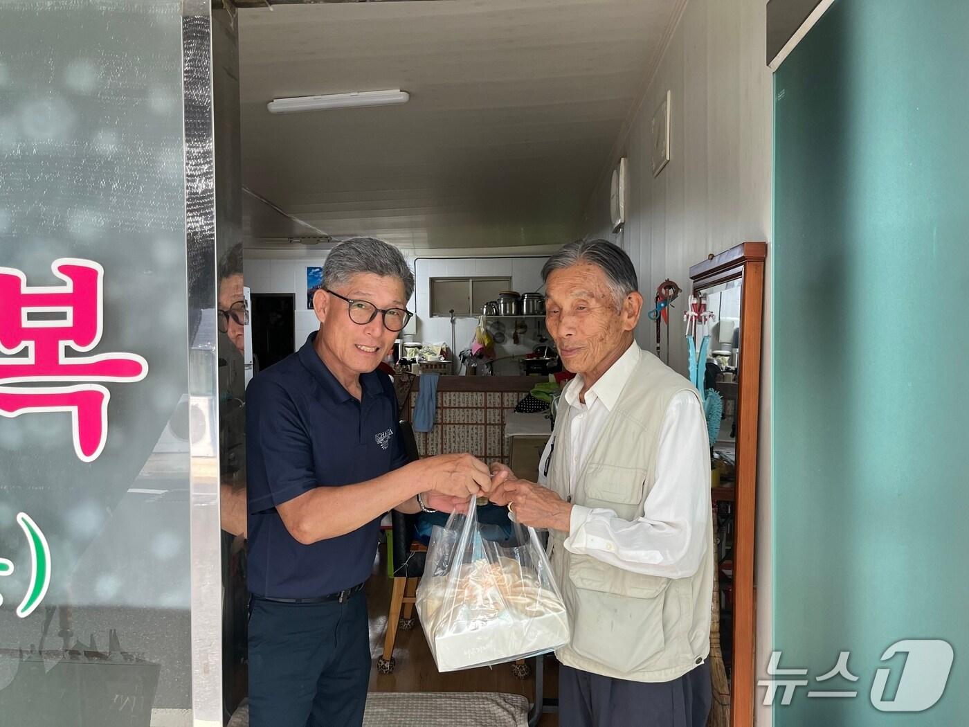 본문 이미지 - 금산군은 저소득 보훈가족에게 감자탕, 열무김치 등 밑반찬을 전달하고 있다. (금산군 제공.재판매 및 DB금지)/뉴스1 