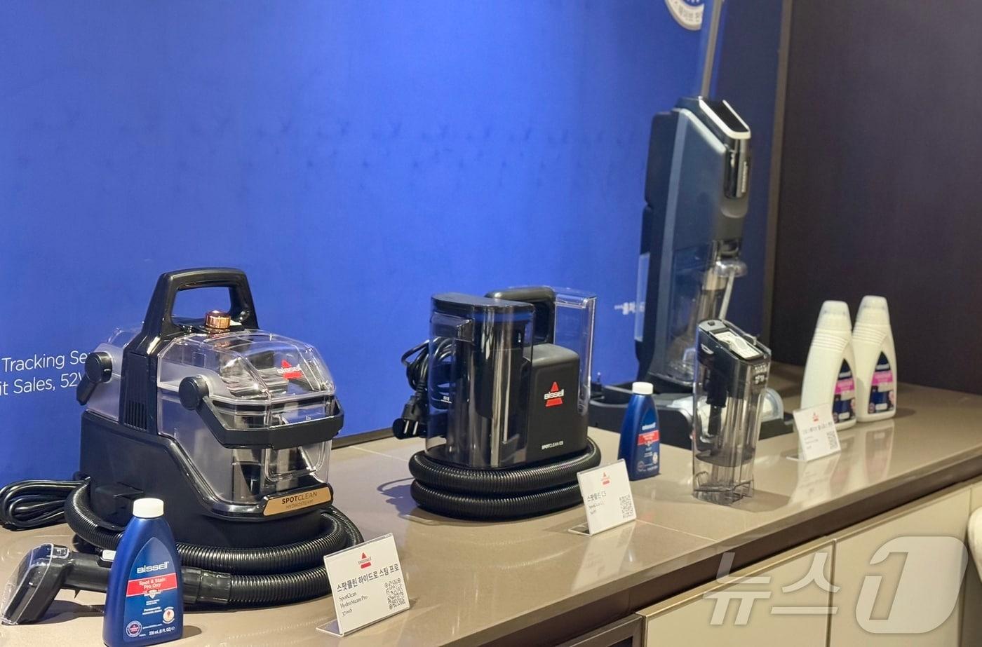 왼쪽부터 스팟클린 하이드로 스팀 프로,  스팟틀린 C5, 크로스웨이브 옴니포스 엣지.  ⓒ News1 이민주 기자