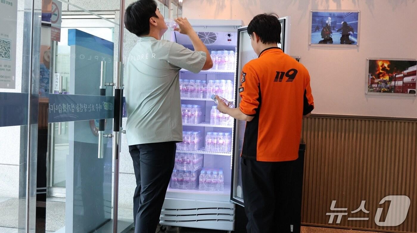 충북 증평소방서가 직원과 민원인 등을 위해 현관에 냉장고와 냉동고를 설치해 냉음료를 제공하고 있다.(증평소방서 제공, 재판매 및 DB금지)/뉴스1
