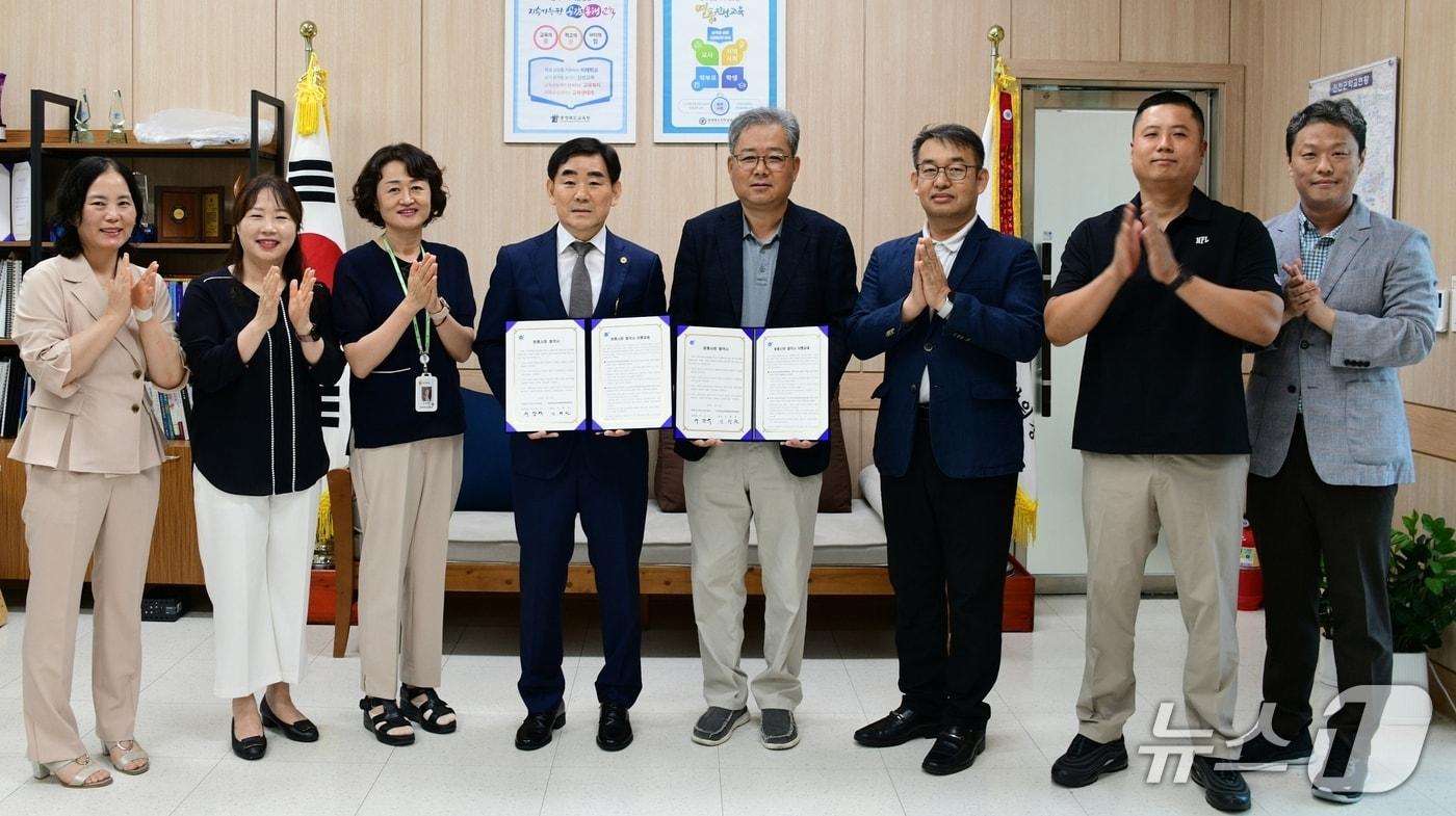 충북 진천교육지원청과 진천군학교운영위원회위원장협의회&#40;회장 신형철&#41;가 22일 청렴문화 정착을 위한 &#39;청렴사회 협약&#39;을 했다.&#40;진천교육지원청 제공&#41;/뉴스1
