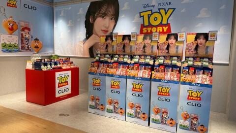 본문 이미지 - 클리오가 7월부터 디즈니·픽사의 인기 애니메이션 시리즈 토이스토리 컬래버 에디션을 일본 전역 1200여 개 오프라인 매장에 동시 출시하며 클리오 브랜드로서 일본 내 최대 규모의 플로어 매대를 확보했다(클리오제공)