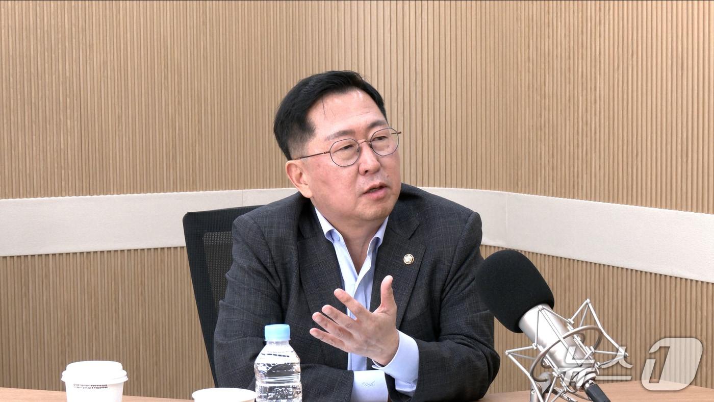 유용원 국민의힘 의원이 22일 뉴스1TV &#39;팩트앤뷰&#39;에 출연해 질문에 답하고 있다.