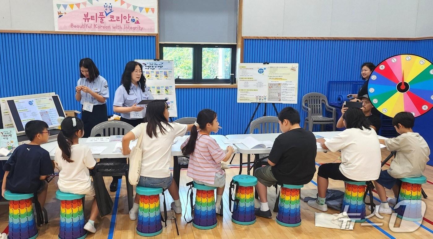  22일 제주 종달초등학교(교장 진성호)는 '2025 책축제'에서 특별한 체험부스를 운영했다. (종달초 제공)/뉴스1