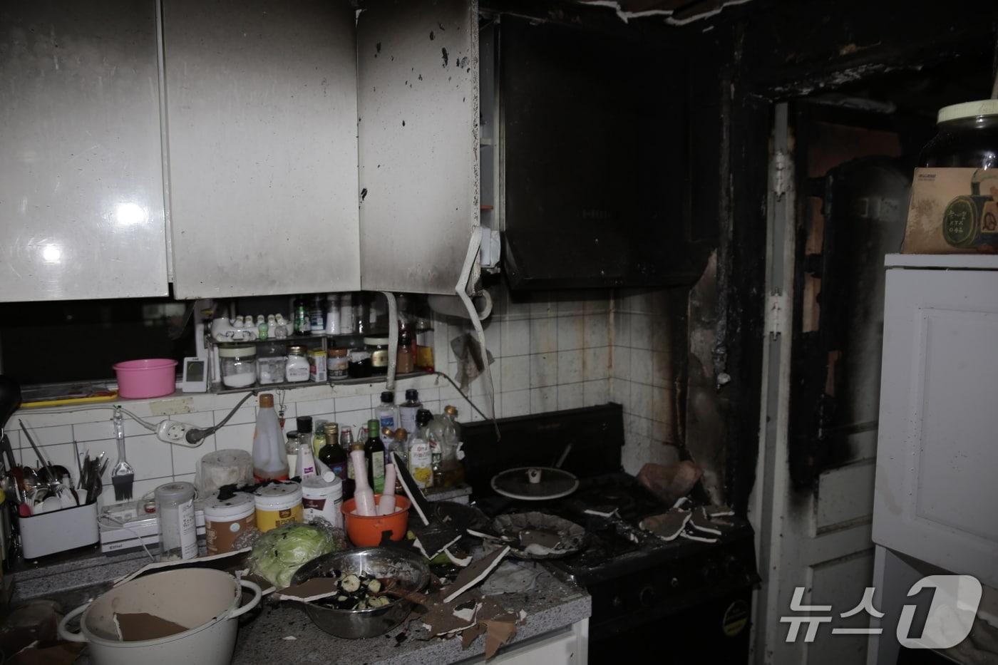 지난 21일 오후 9시 19분쯤 광주 북구 운암동의 한 아파트에서 튀김 요리하던 중 불이 나 입주민들이 초기 진화했다. 사진은 해당 세대 내 주방의 모습.(광주 북부소방 제공. 재판매 및 DB 금지)