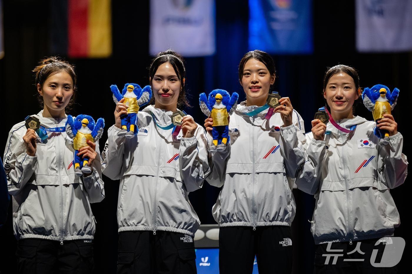 2025 하계유니버시아드에서 금메달을 수확한 펜싱 여자 플뢰레 대표팀. 왼쪽부터 모별이, 김호연, 박지희, 심소은. (스포노베이션 제공)