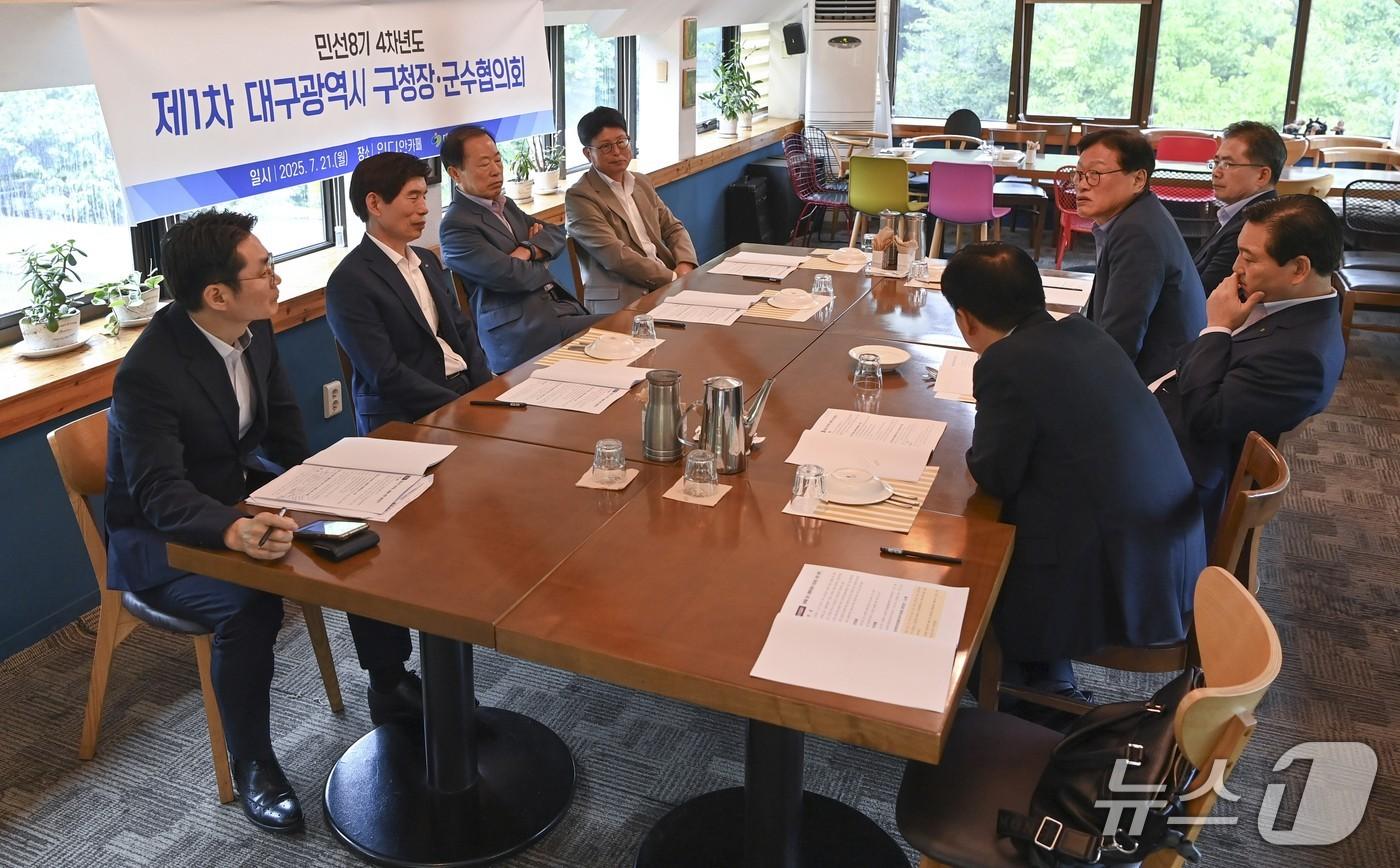 대구시 구청장·군수협의회가 21일 대구 남구의 한 식당에서 점심시간 휴무제 등 현안을 논의하고 있다. &#40;대구 중구 제공. 재판매 및 DB 금지&#41; 2025.7.21/뉴스1