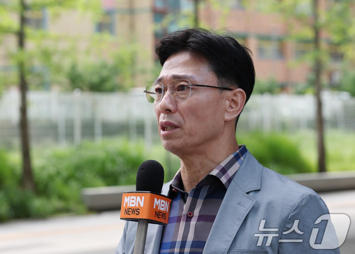 본문 이미지 - 임성근 전 해병대1사단장이 22일 오후 경기 성남시 분당구 네이버 본사 앞에서 순직해병특검팀의 임 전 사단장 이메일 기록을 확보하기 위한 압수수색에 앞서 입장을 밝히고 있다. 2025.7.22/뉴스1 ⓒ News1 김영운 기자