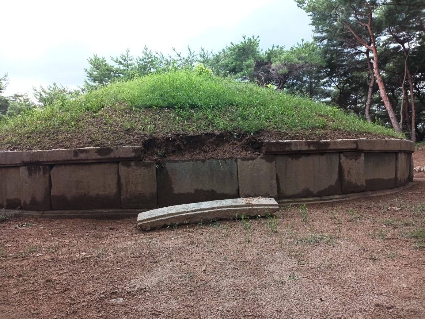 본문 이미지 - 극한 호우에 갑석이 떨어져 나간 사적 '경주 진덕여왕릉'(국가유산청 제공)