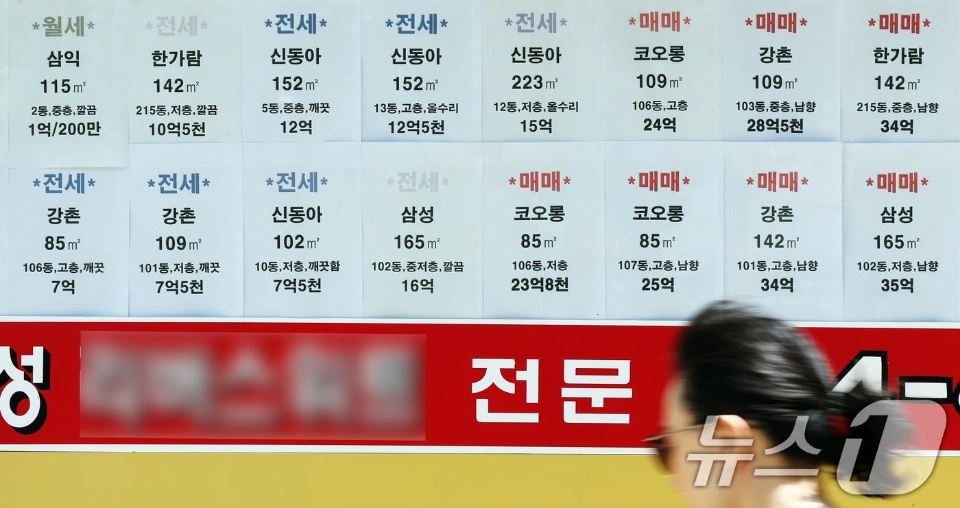 본문 이미지 - 서울 용산구의 한 공인중개사사무소에 아파트 매매 및 전세 매물 시세가 게시돼 있다. (자료사진) ⓒ 뉴스1 오대일 기자
