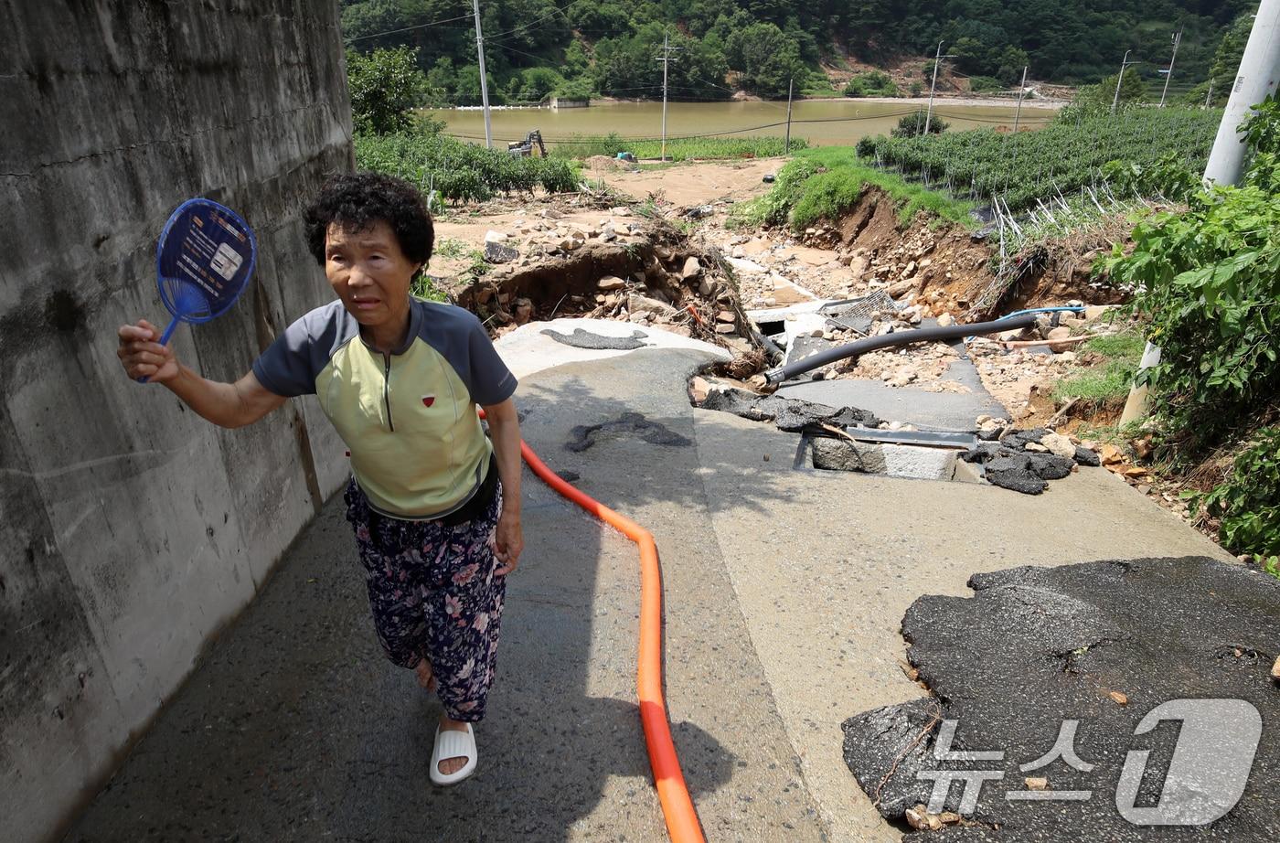 22일 폭우와 산사태 피해를 입은 경남 산청군 산청읍 가촌마을 주민 김월자&#40;76&#41; 어르신이 쑥대밭이 된 마을을 둘러보며 부채로 더위를 식혀보고 있다. 2025.7.22/뉴스1 ⓒ News1 윤일지 기자