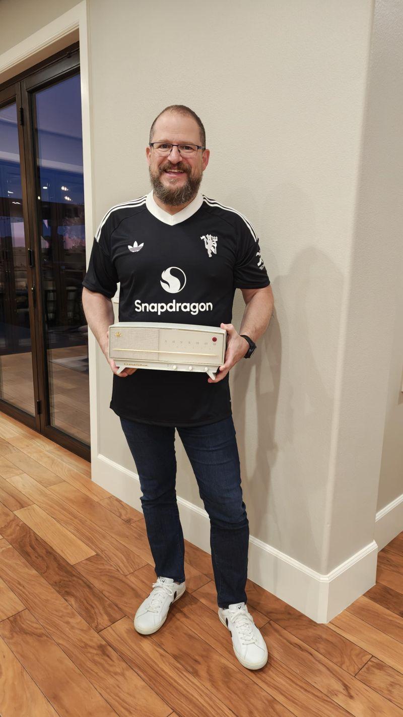 본문 이미지 - 조주완 LG전자 CEO에게 'A-501' 복제품을 선물 받은 크리스티아누 아몬 퀄컴 CEO(아몬 CEO 링크드인 갈무리). ⓒ 뉴스1