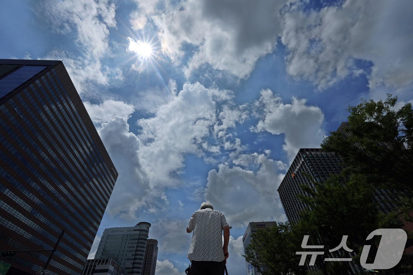 서울 광화문광장에서 시민들이 발걸음을 옮기고 있다. 2025.7.22/뉴스1 ⓒ News1 황기선 기자