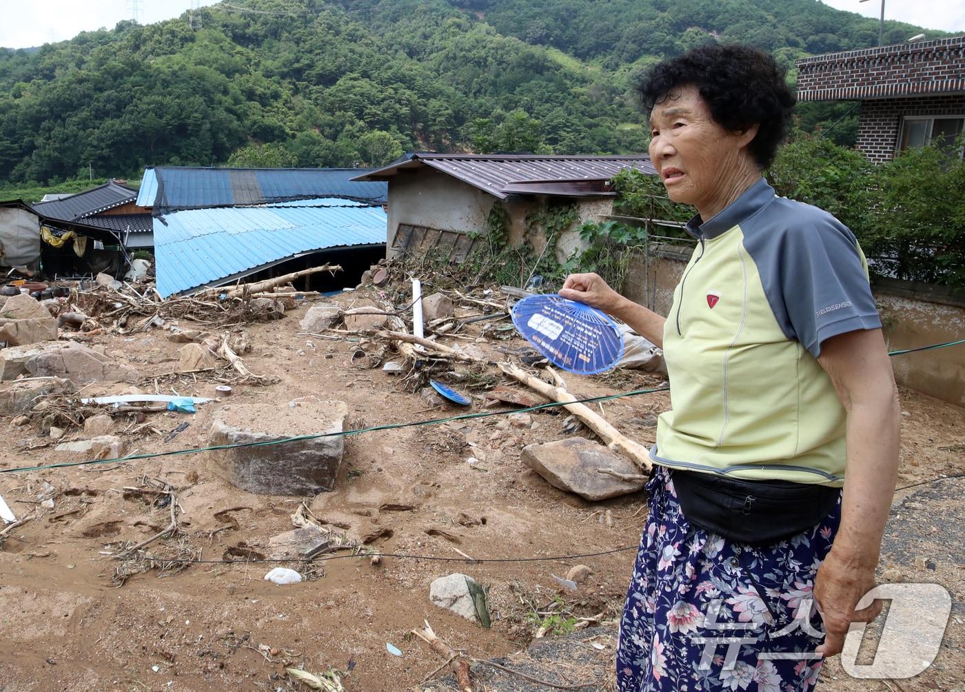 본문 이미지 - 지난달 22일 폭우와 산사태 피해를 입은 경남 산청군 산청읍 가촌마을 주민 김월자 씨&#40;76&#41;가 쑥대밭이 된 마을을 둘러보고 있다. 2025.7.22/뉴스1 ⓒ News1 윤일지 기자