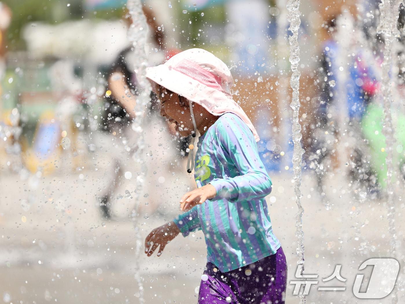본문 이미지 - 절기상 가장 더운 날인 대서(大暑)인 22일  어린이가 물놀이를 하며 더위를 식히고 있다. 2025.7.22/뉴스1 ⓒ News1 황기선 기자