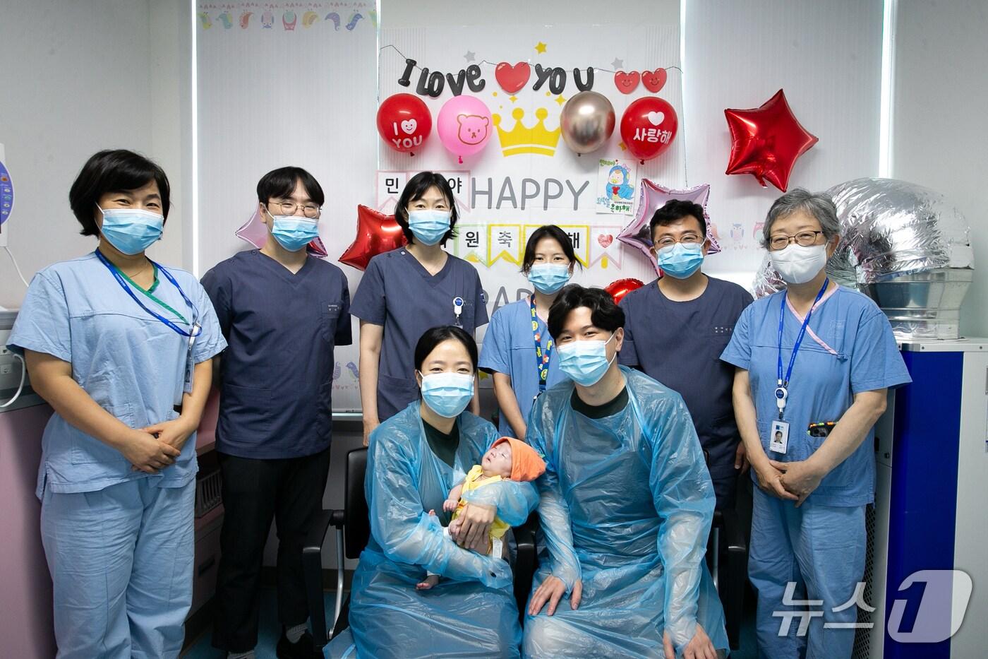 지난 18일 경기 고양시 건강보험 일산병원에서 열린 한 모양의 퇴원 축하 행사에서 한 양의 부모&#40;가운데&#41;와 병원 관계자들이 기념촬영을 하고 있다. &#40;건보 일산병원 제공, 재판매 및 DB금지&#41;