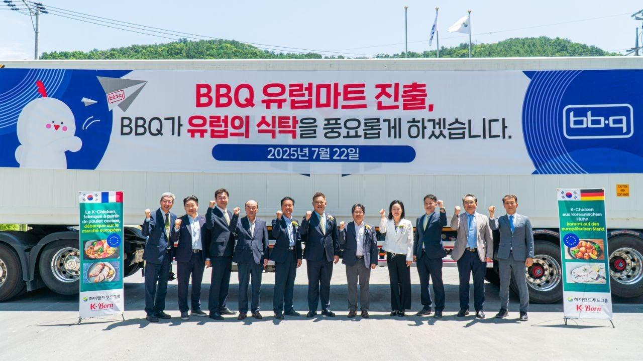 본문 이미지 - BBQ가 하이랜드푸드그룹과 손잡고, 유럽 지역을 대상으로 국내산 닭의 가슴살과 안심살로 만든 간편식 제품의 첫 수출을 개시하며 선적 기념식을 개최했다.(제너시스BBQ 제공)