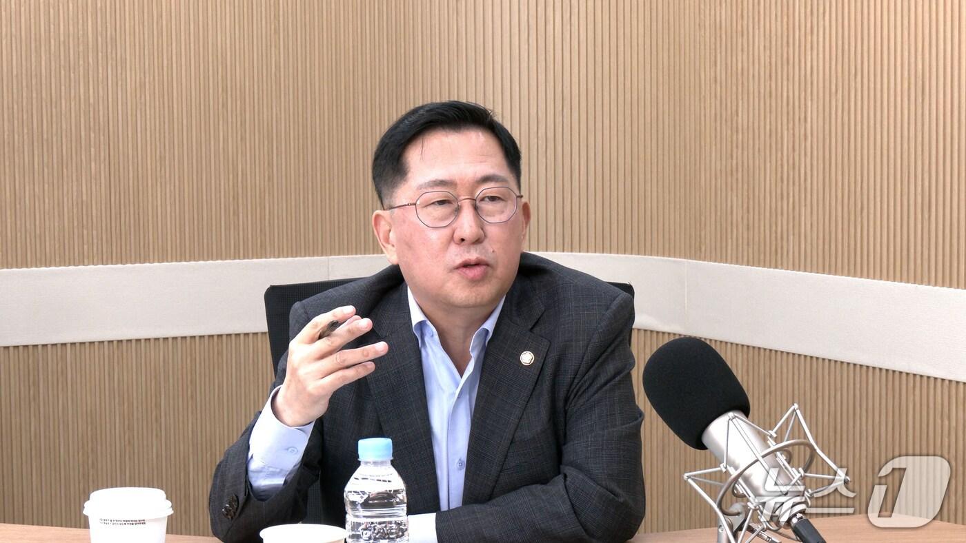 유용원 국민의힘 의원이 22일 뉴스1TV &#39;팩트앤뷰&#39;에 출연해 질문에 답하고 있다.