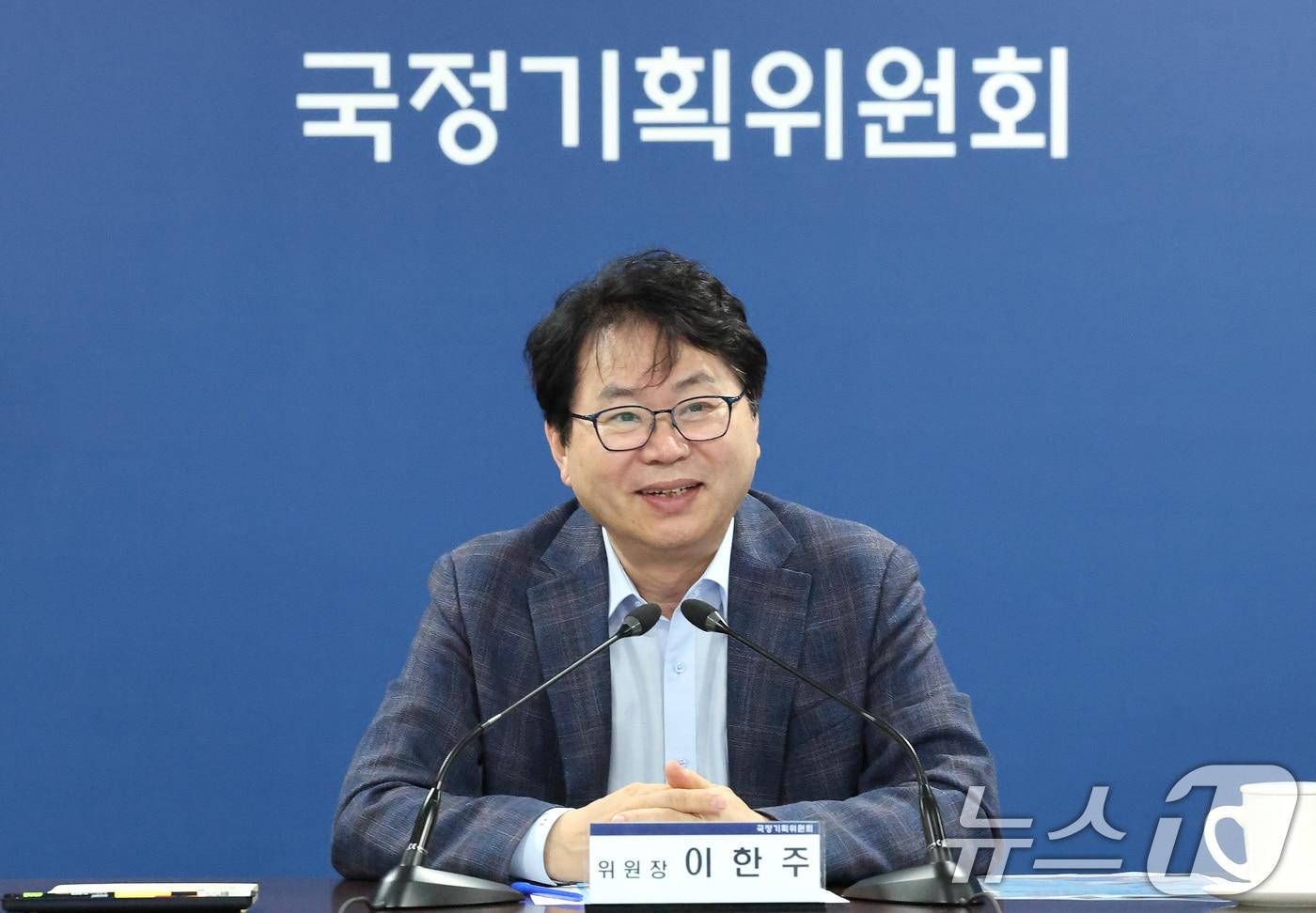 이한주 국정기획위원회 위원장이 22일 서울 종로구 정부서울청사 창성동 별관에서 열린 청소년 명예 국정기획위원 위촉식에서 모두발언을 하고 있다. 2025.7.22/뉴스1 ⓒ News1 임세영 기자
