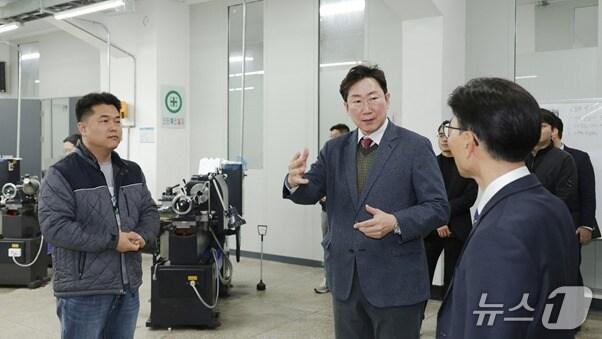 본문 이미지 - 원강수 강원 원주시장이 최근 미래고교를 방문한 모습. &#40;원주시 제공. 재판매 및 DB금지&#41; 2025.7.22/뉴스1
