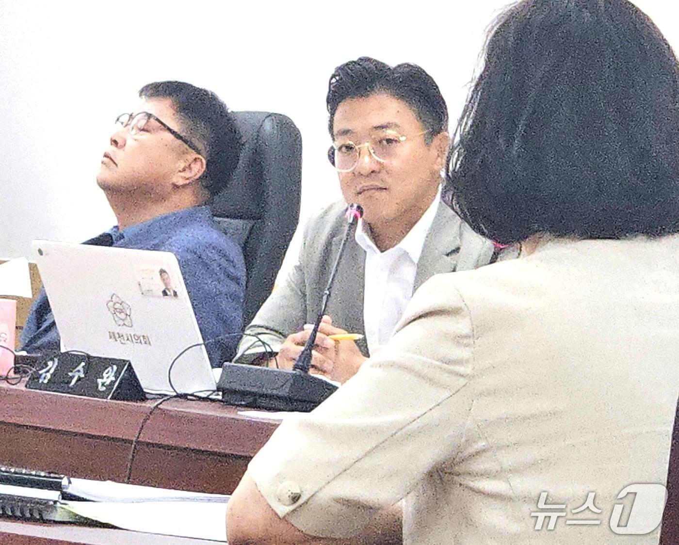 본문 이미지 -  김수완 제천시의원(중앙)이 최윤진 제천시 문화예술과장(왼쪽)에게  김창규 제천시장의 공약 등을 묻고 있다.  이재신 시의원(왼쪽)은 한숨만 내쉬었다.2025.7.22/뉴스1 손도언 기자